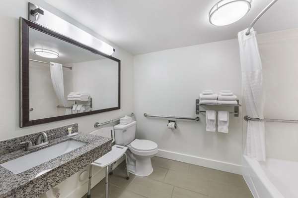  - Comfort Suites Tulare - CA 99, Exit 88