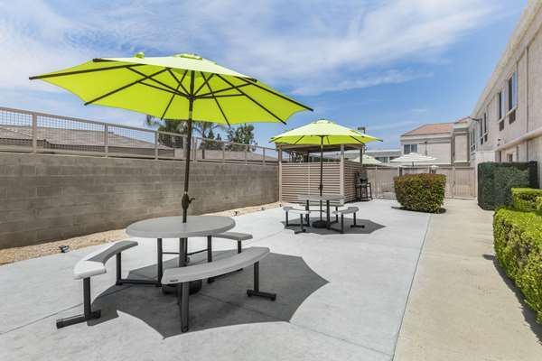  - Comfort Suites Tulare - CA 99, Exit 88