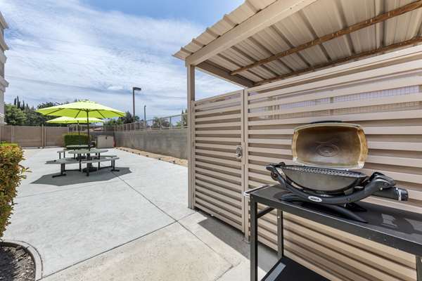  - Comfort Suites Tulare - CA 99, Exit 88