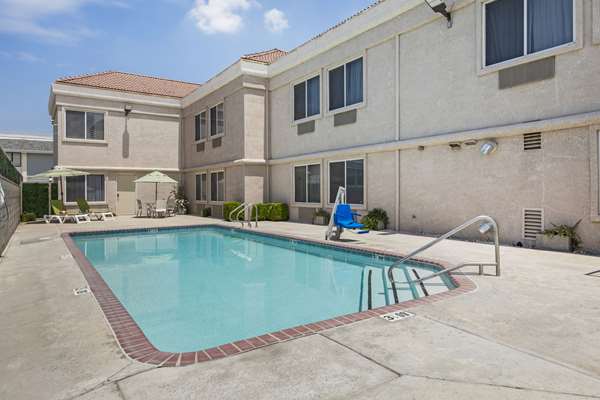 Pool - Comfort Suites Tulare - CA 99, Exit 88