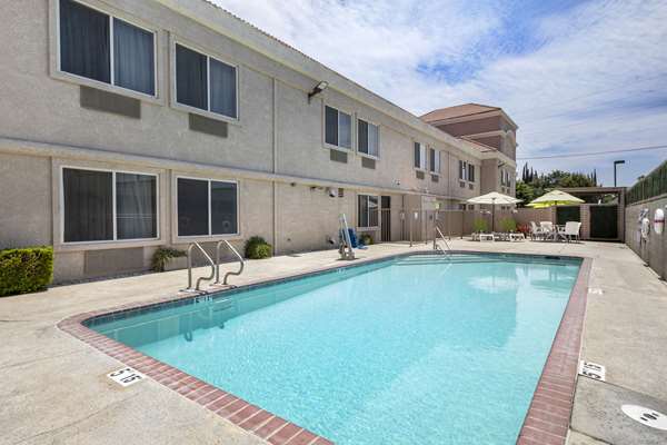 Pool - Comfort Suites Tulare - CA 99, Exit 88