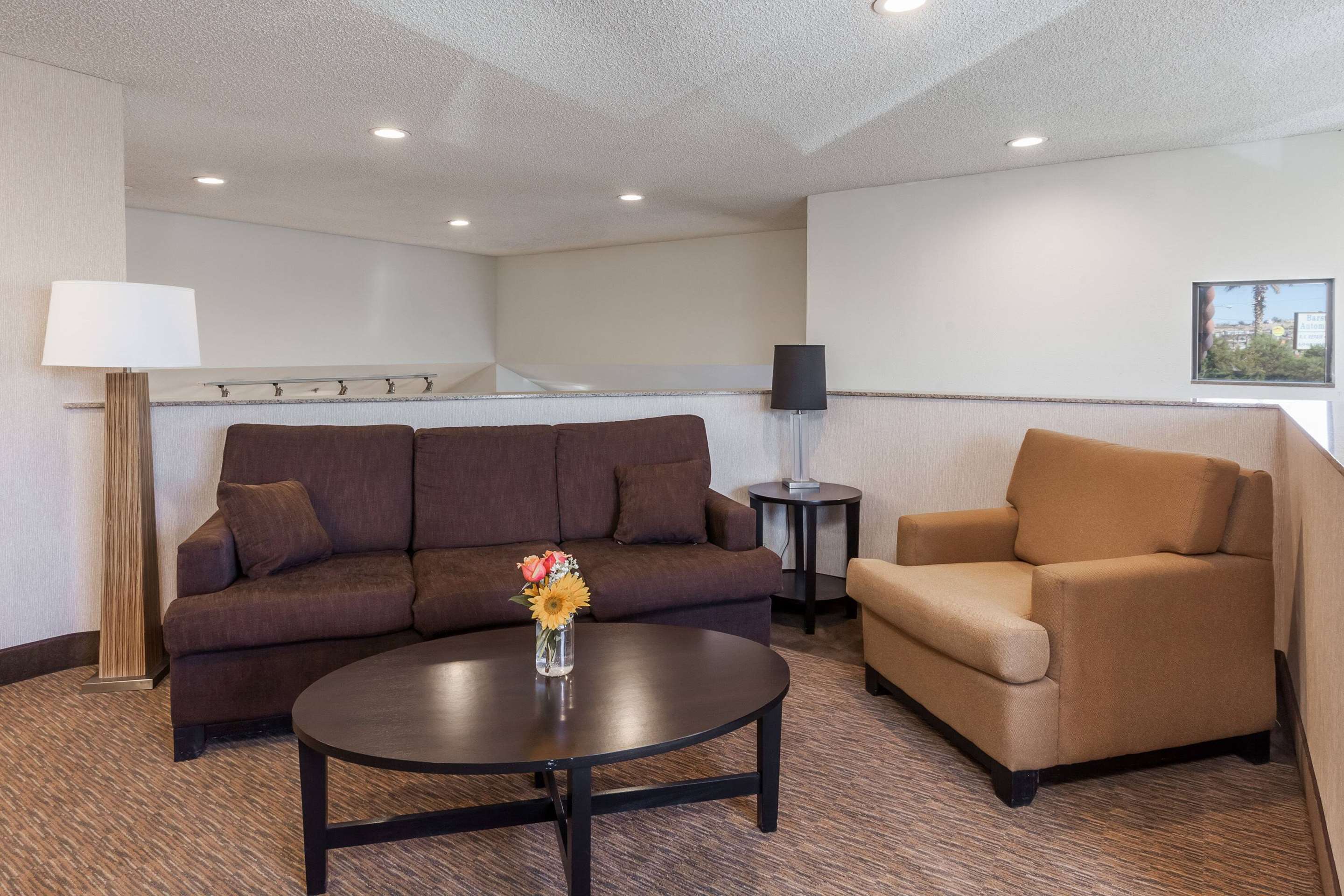 Lobby | Baymont by Wyndham Barstow Historic Route 66