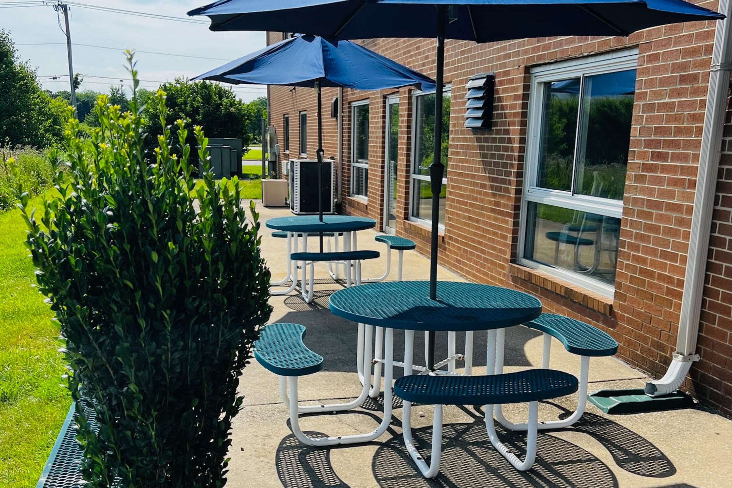 Hotel patio | Comfort Inn Hobart - Merrillville
