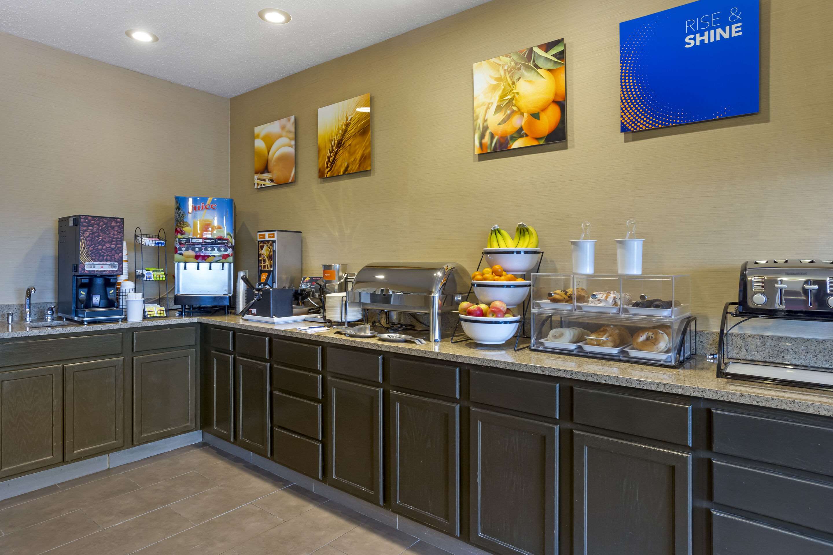 Breakfast area | Comfort Inn Hobart - Merrillville