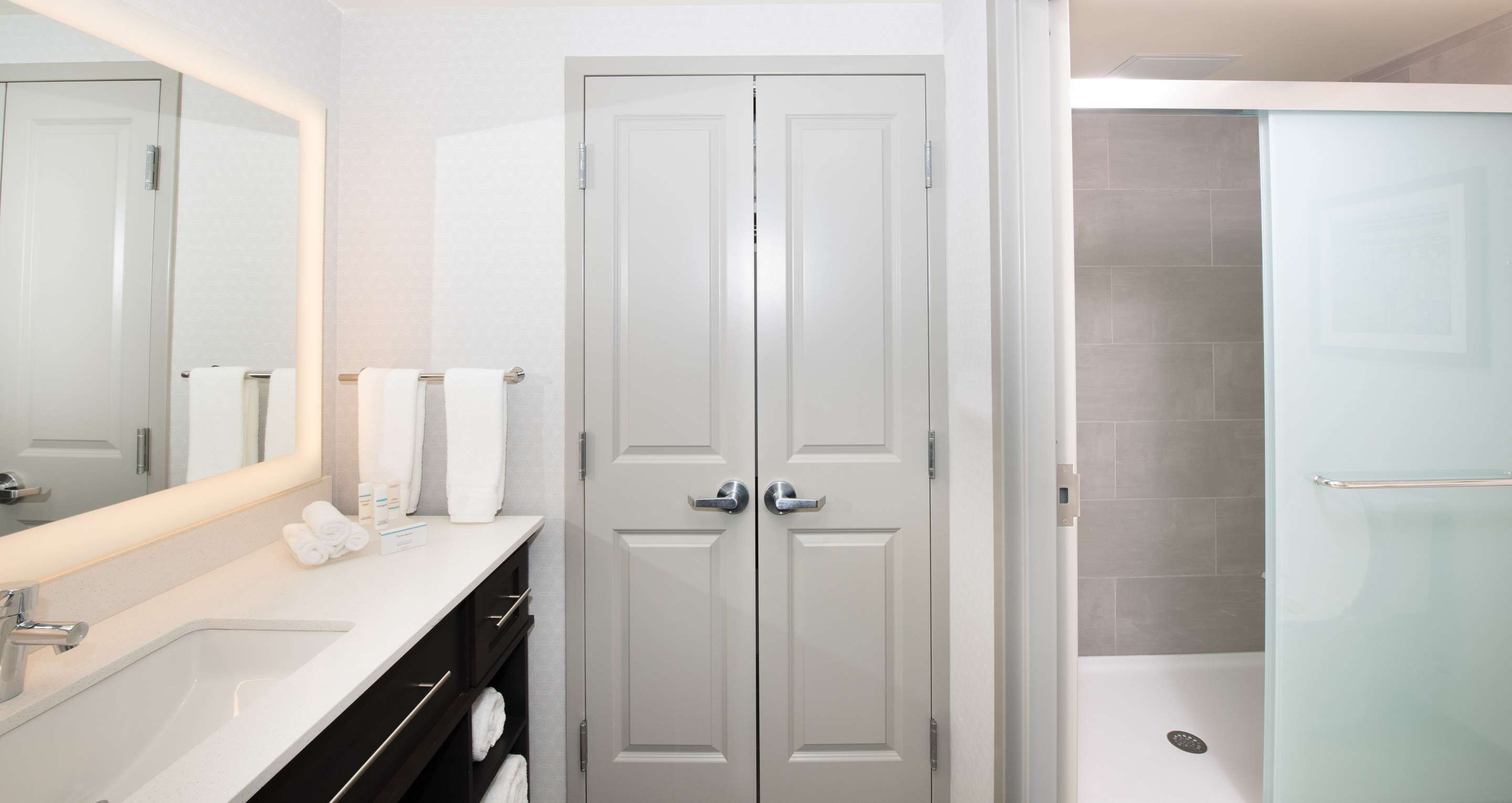 Guest room bath