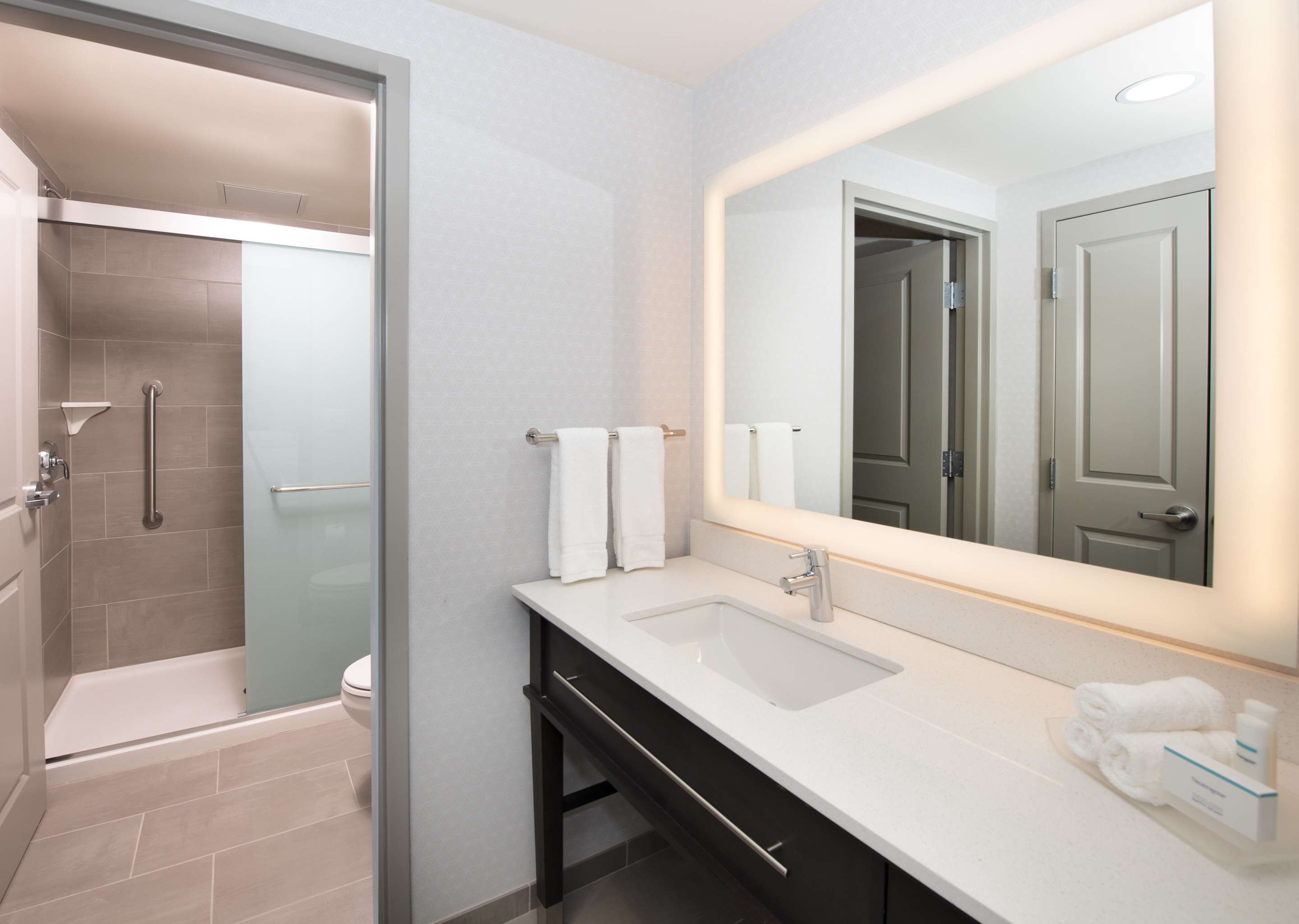 Guest room bath