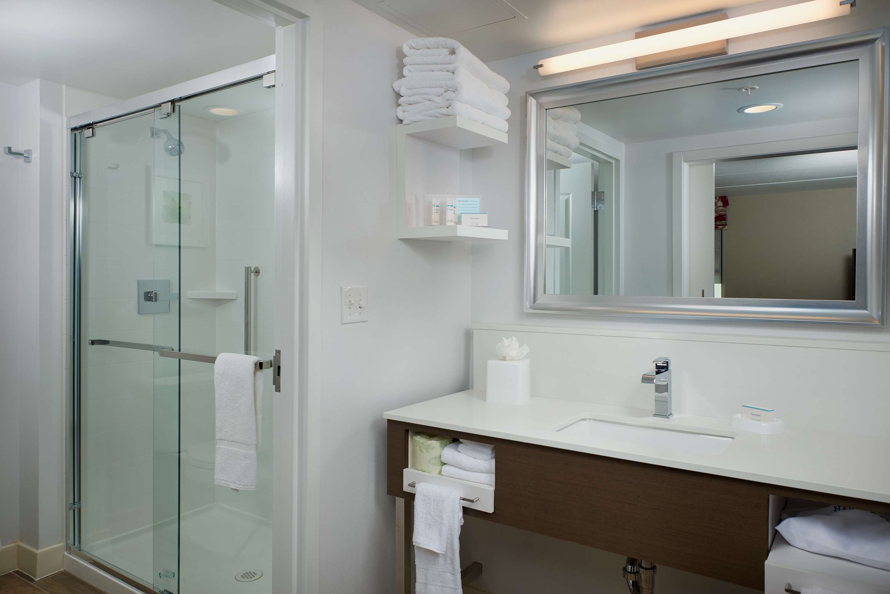 Guest room bath