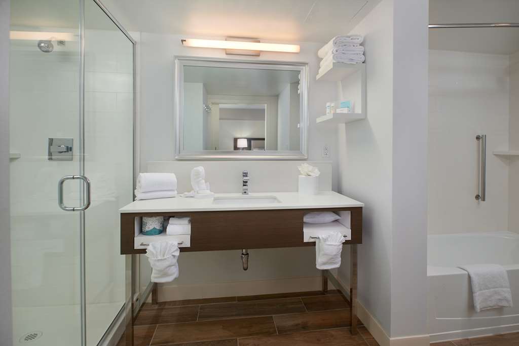 Hampton Inn & Suites Scottsdale on Shea Blvd Room Type - 1KNG STE MIC FRIDG WTBR NS