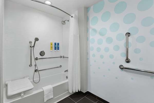  - Tru by Hilton Hotel Midtown Savannah