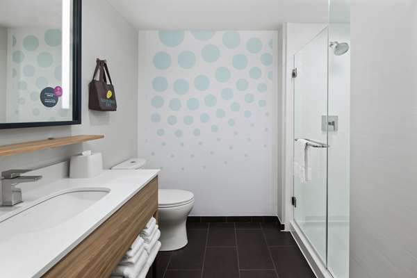  - Tru by Hilton Hotel Midtown Savannah