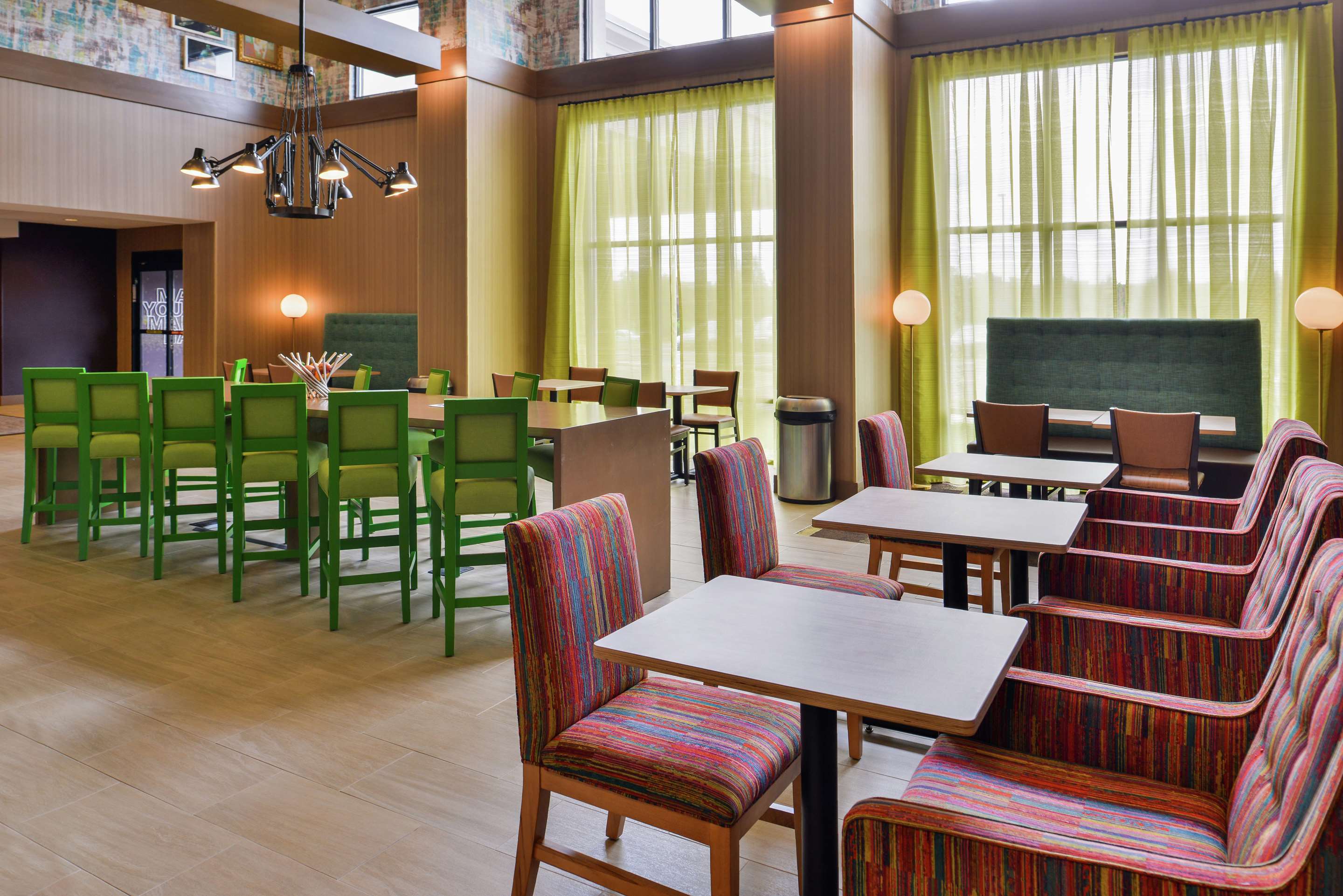 Lobby | Hampton Inn & Suites St. Paul Oakdale/Woodbury