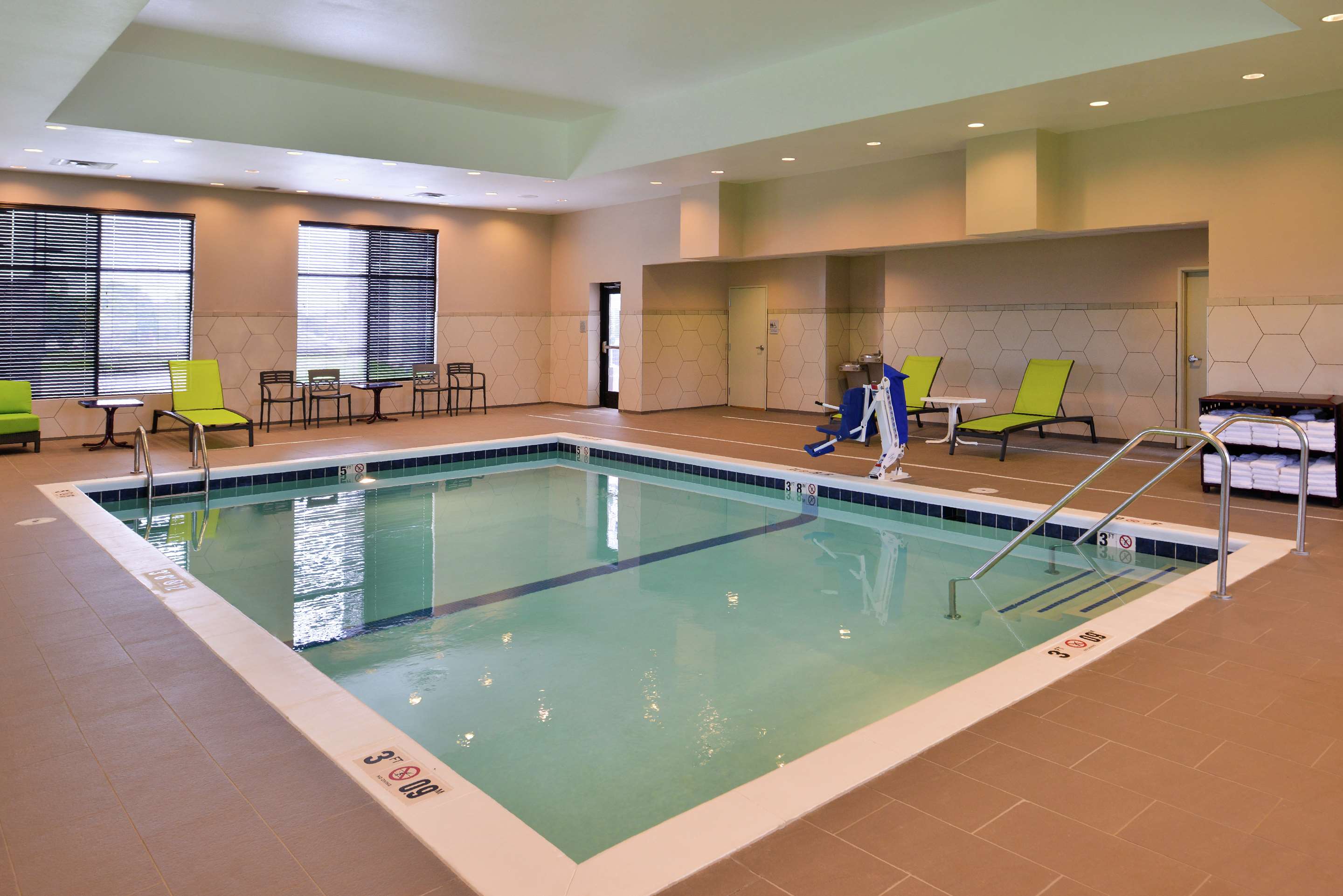 Pool | Hampton Inn & Suites St. Paul Oakdale/Woodbury