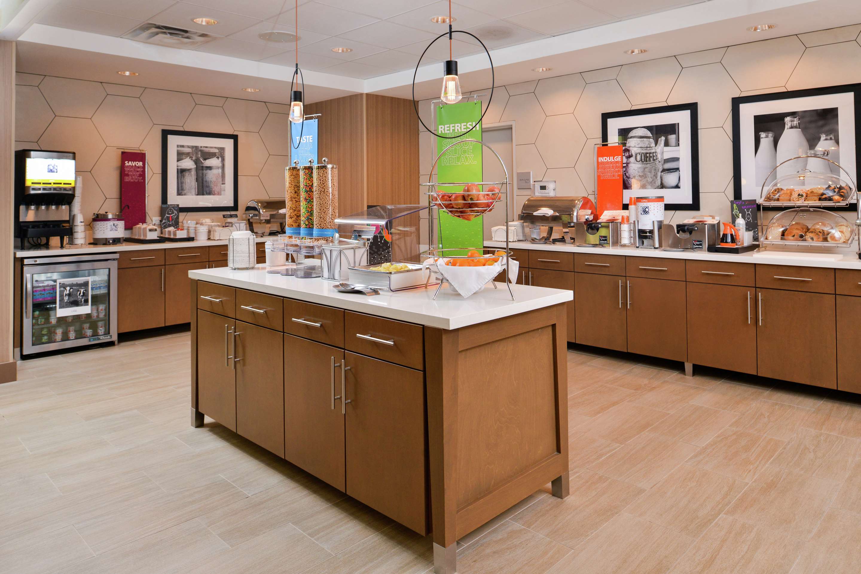 Breakfast Area | Hampton Inn & Suites St. Paul Oakdale/Woodbury