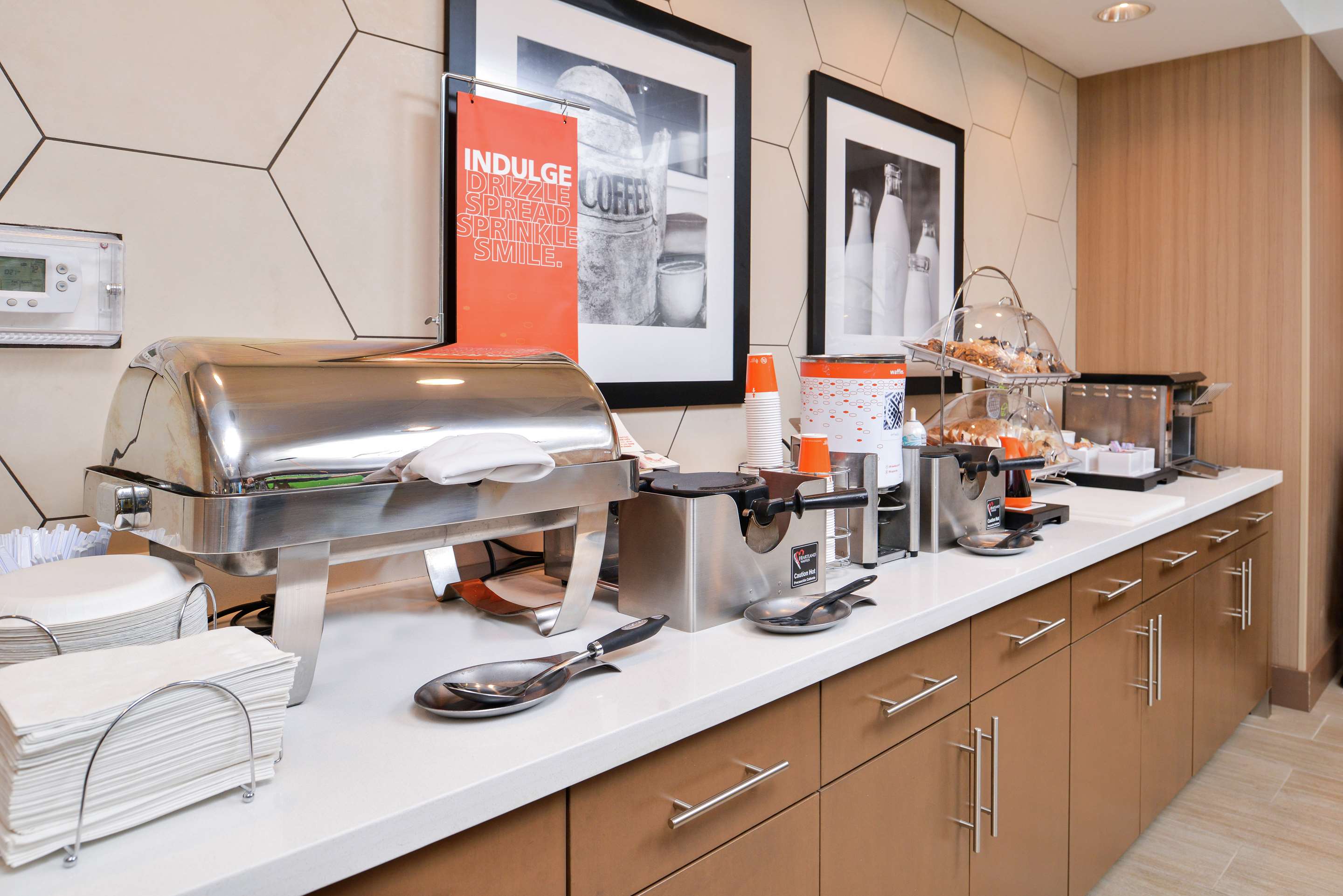 Breakfast Area | Hampton Inn & Suites St. Paul Oakdale/Woodbury