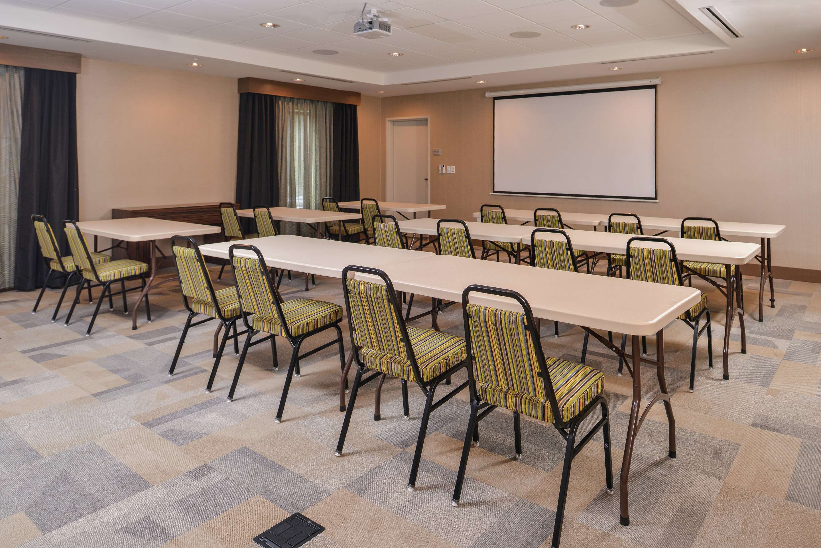 Meeting Room | Hampton Inn & Suites St. Paul Oakdale/Woodbury