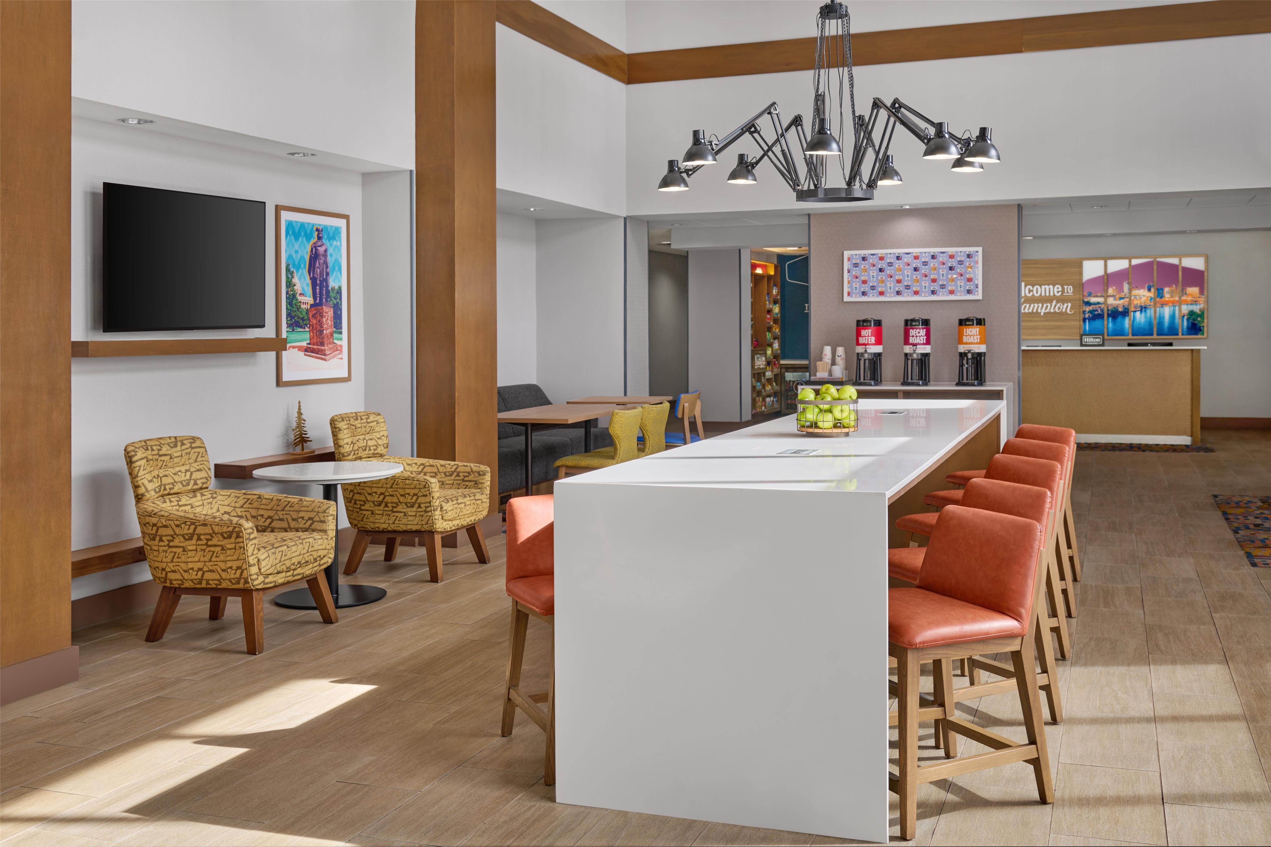 Breakfast Area | Hampton Inn & Suites St. Paul Oakdale/Woodbury