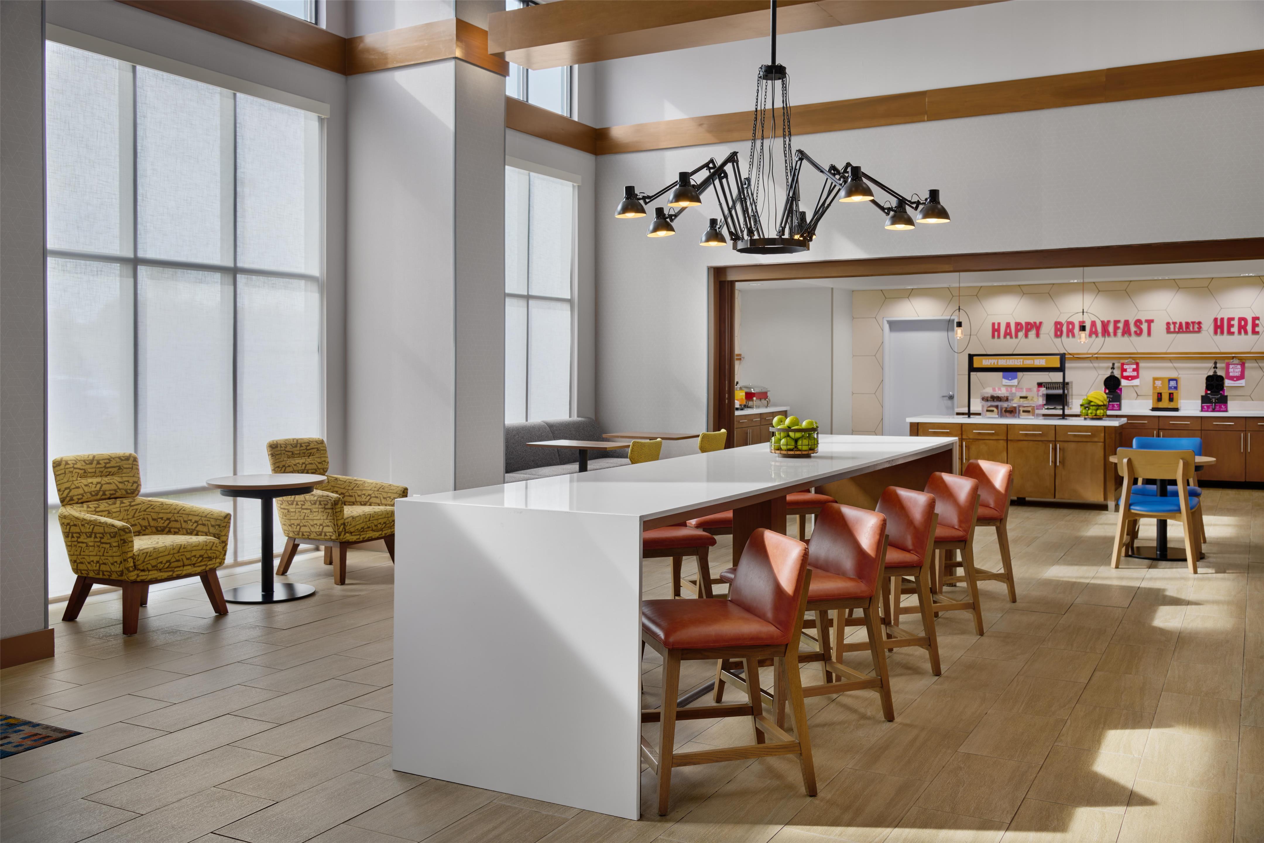 Breakfast Area | Hampton Inn & Suites St. Paul Oakdale/Woodbury