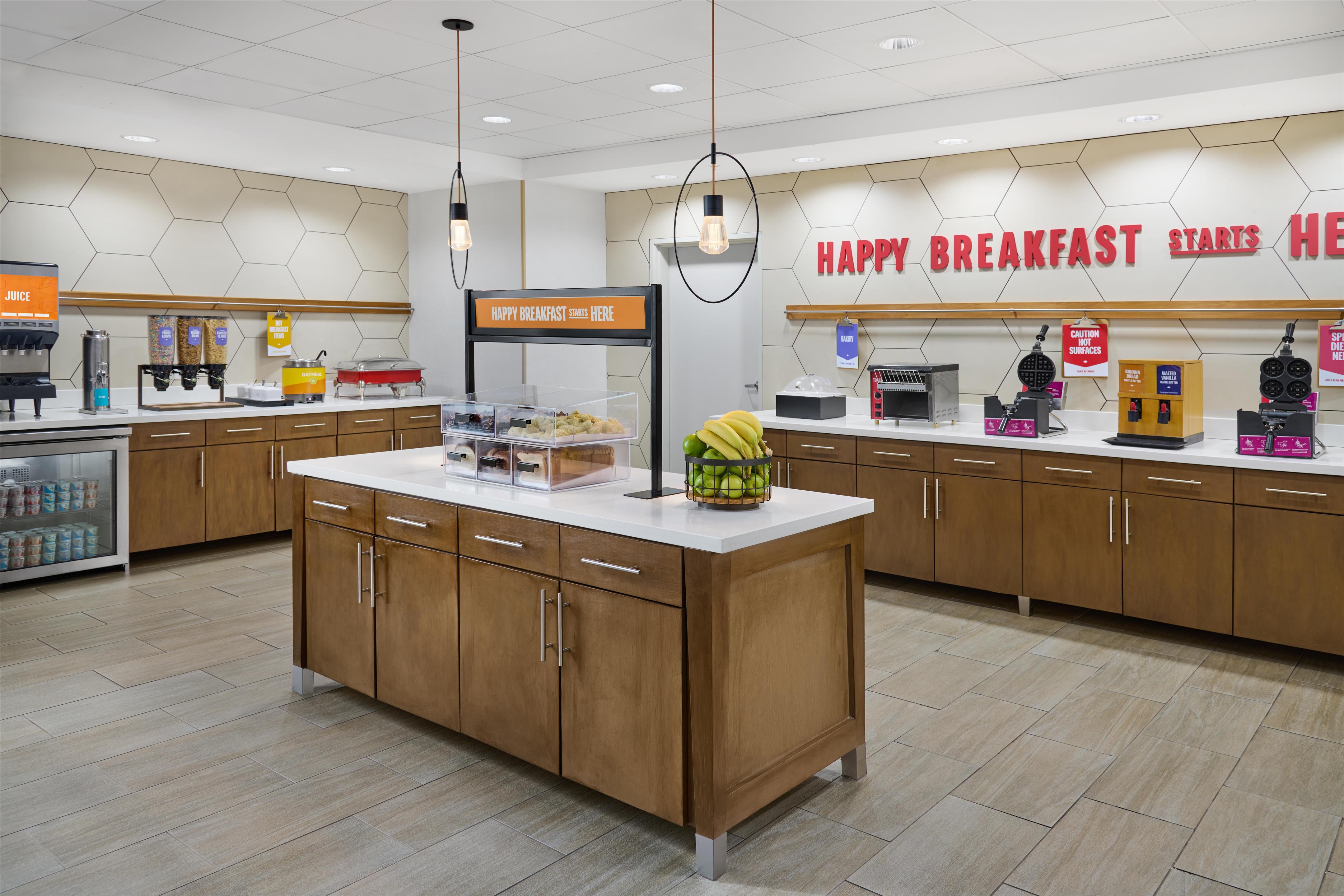 Breakfast Area | Hampton Inn & Suites St. Paul Oakdale/Woodbury