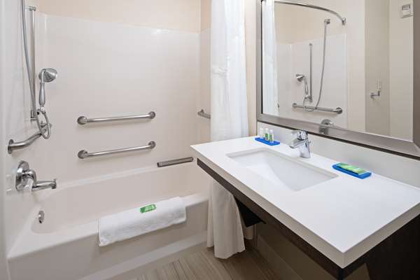  - Best Western Valencia Six Flags Inn & Suites - I-5, Exit 170