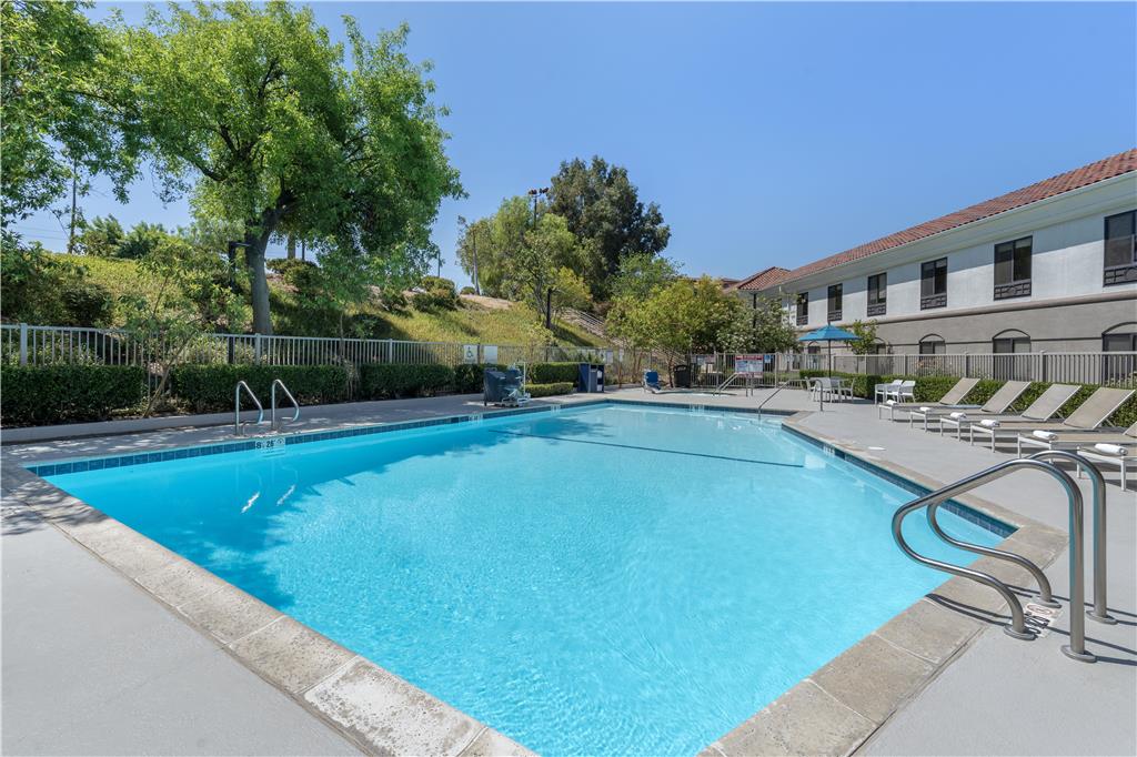 Best Western Valencia/Six Flags Inn & Suites - Tap to explore photos