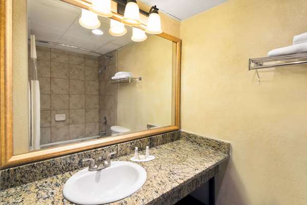  - Ramada Hotel South Austin - I-35, Exit 231