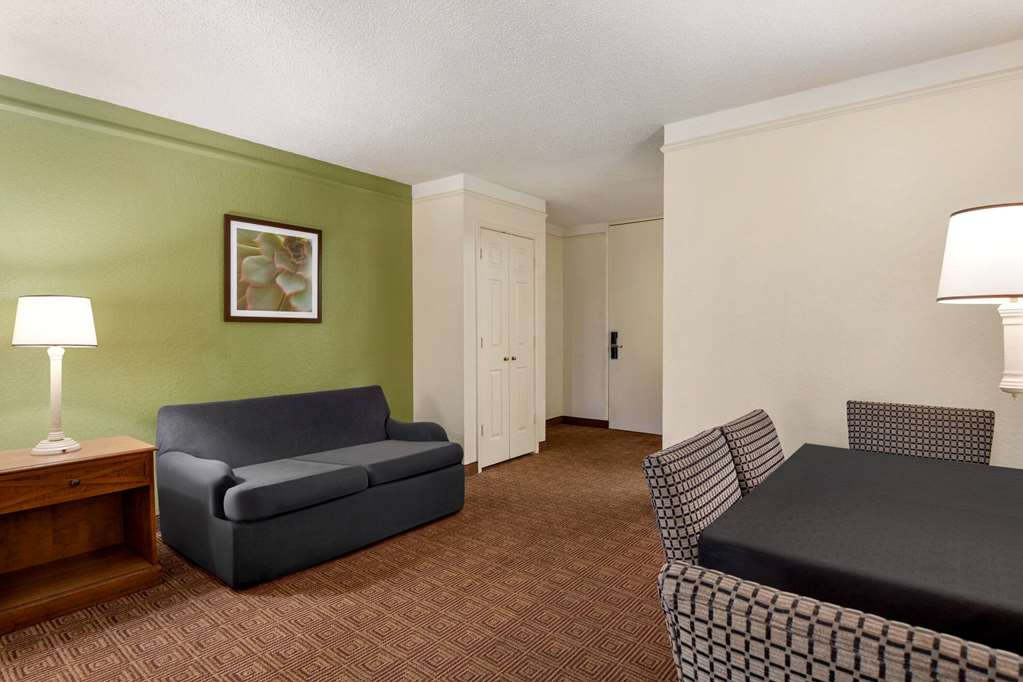 BAYMONT BY WYNDHAM INTL SPEEDWAY/I--guestroom-Guest Room,On-Site.jpg