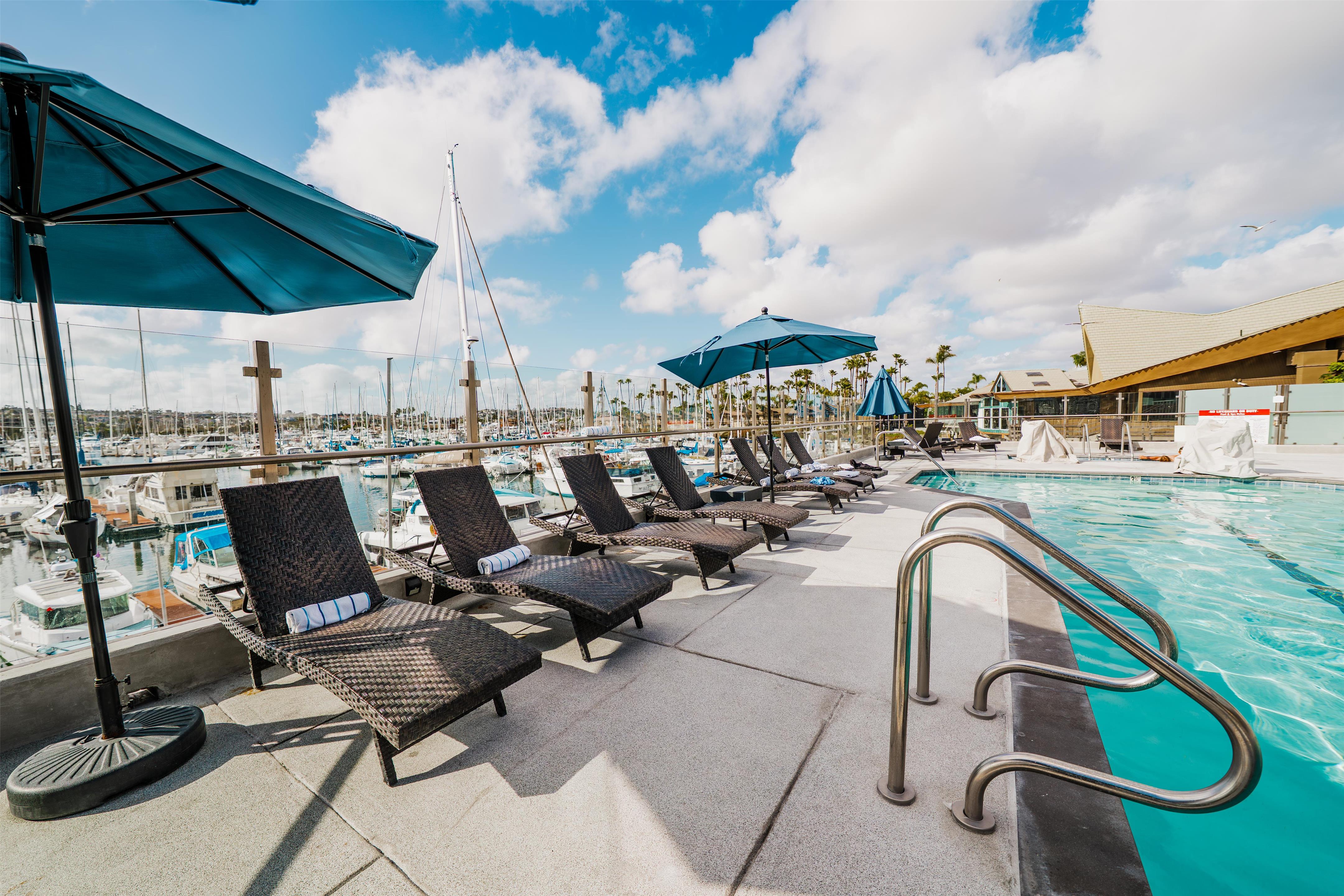 Lounge Chairs | Bay Club Hotel & Marina