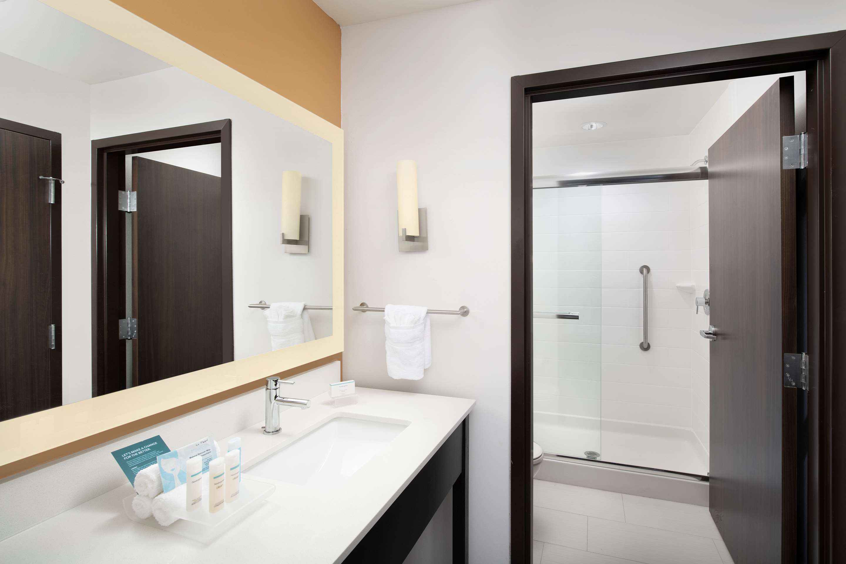 Guest room bath