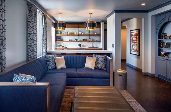 Suite - Holston House Hotel Downtown Nashville - I-40 & I-65, Exit 209