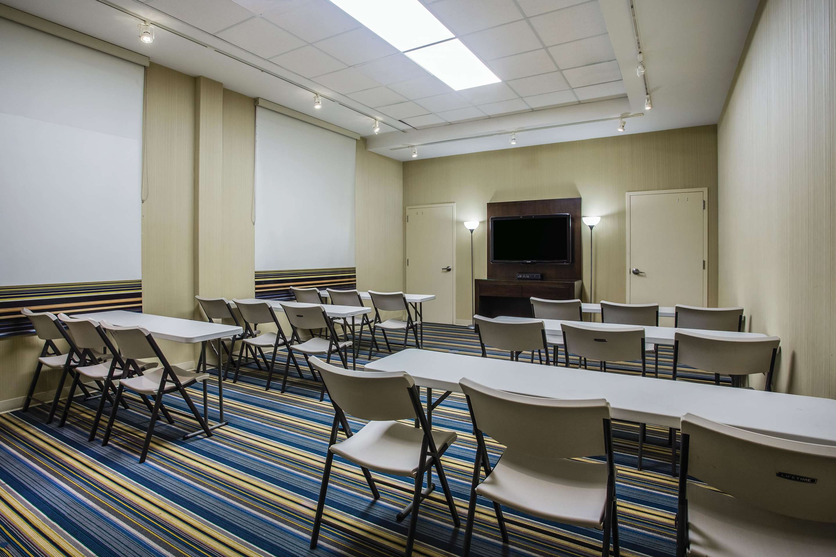 Meeting Room | La Quinta Inn & Suites by Wyndham Winchester