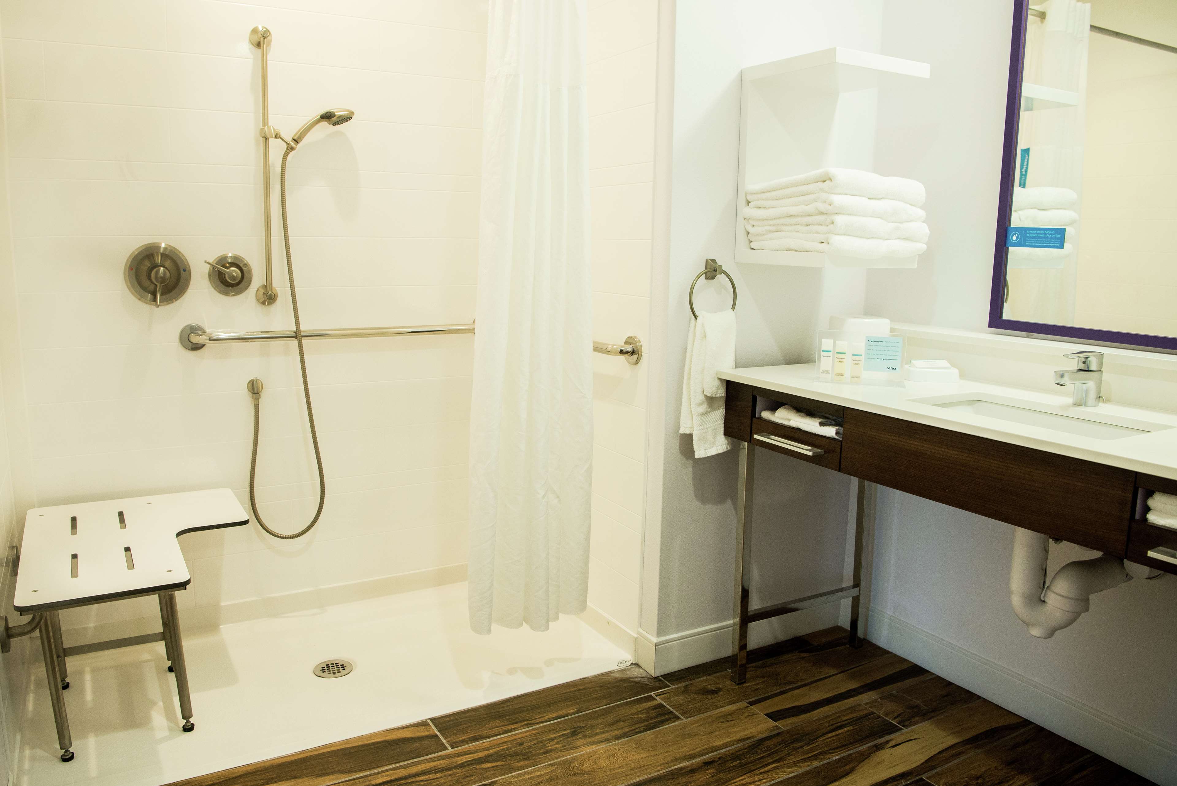 Hampton Inn & Suites by Hilton Warrington Horsham Room Type - KING MOB HR ACC RI SH SFBD