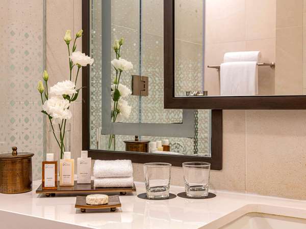 Superior Room, 1 King Size Bed and Corniche View