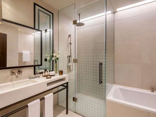 Superior Room, 1 King Size Bed and Corniche View