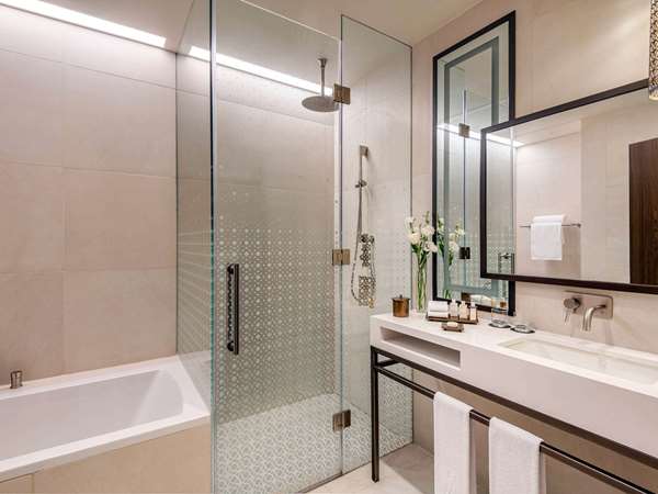 Superior Room, 1 King Size Bed and Corniche View