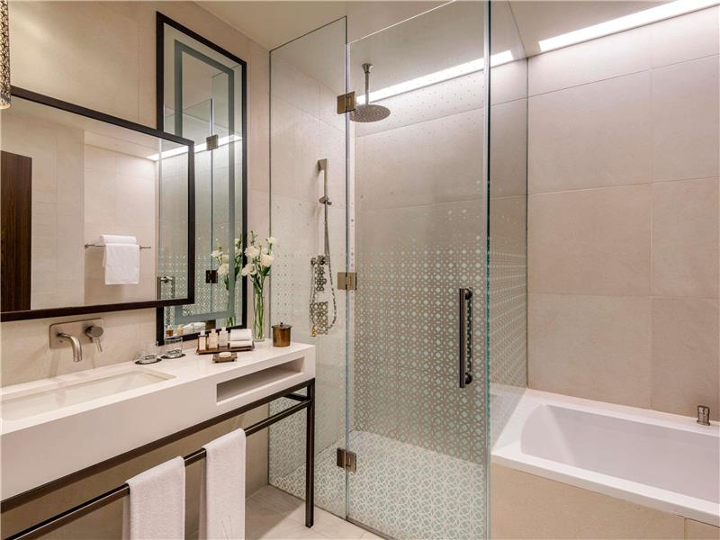 Superior Room, 1 King Size Bed and Corniche View