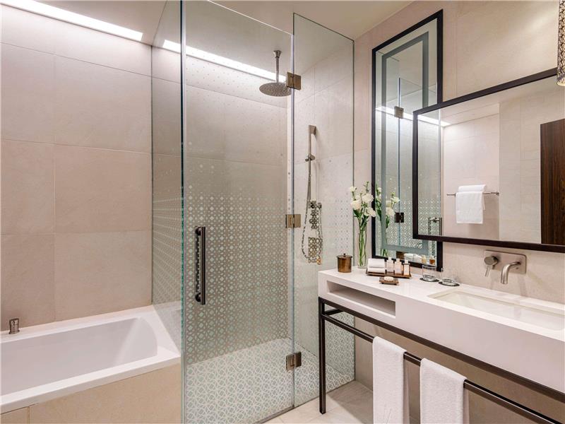 Superior Room, 1 King Size Bed and Corniche View