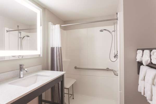  - La Quinta Inn & Suites Columbus