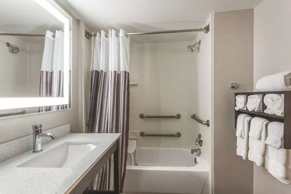  - La Quinta Inn & Suites Columbus