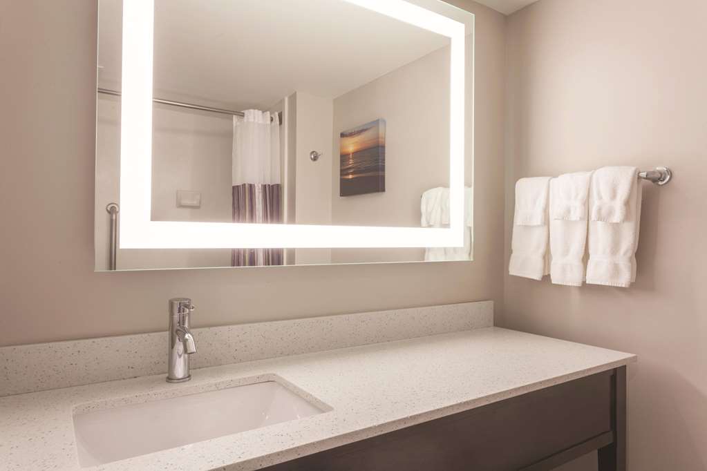 LA QUINTA INN STE COLUMBUS NORTH-guestroom-Guest Room,Bathroom,On-Site.jpg
