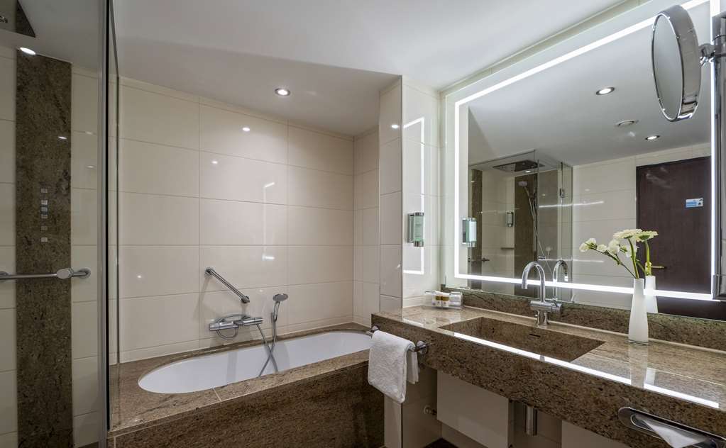MARITIM HOTEL BREMEN-guestroom-Guest Room,Bathroom,Suite,On-Site.jpg