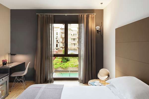 KING SUPERIOR ROOM WITH POOL VIEW