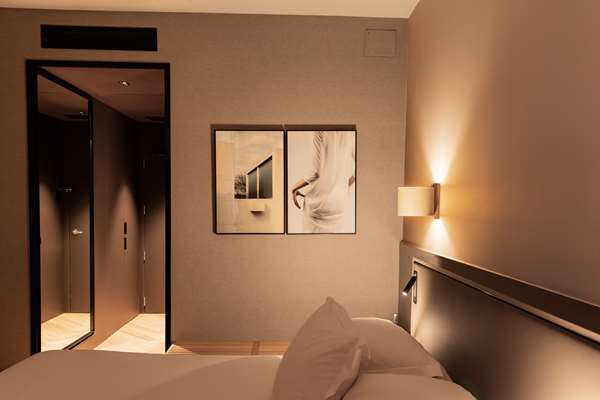 KING COLLECTION ROOM WITH POOL VIEW
