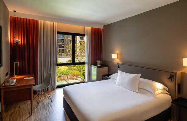 KING COLLECTION ROOM WITH POOL VIEW