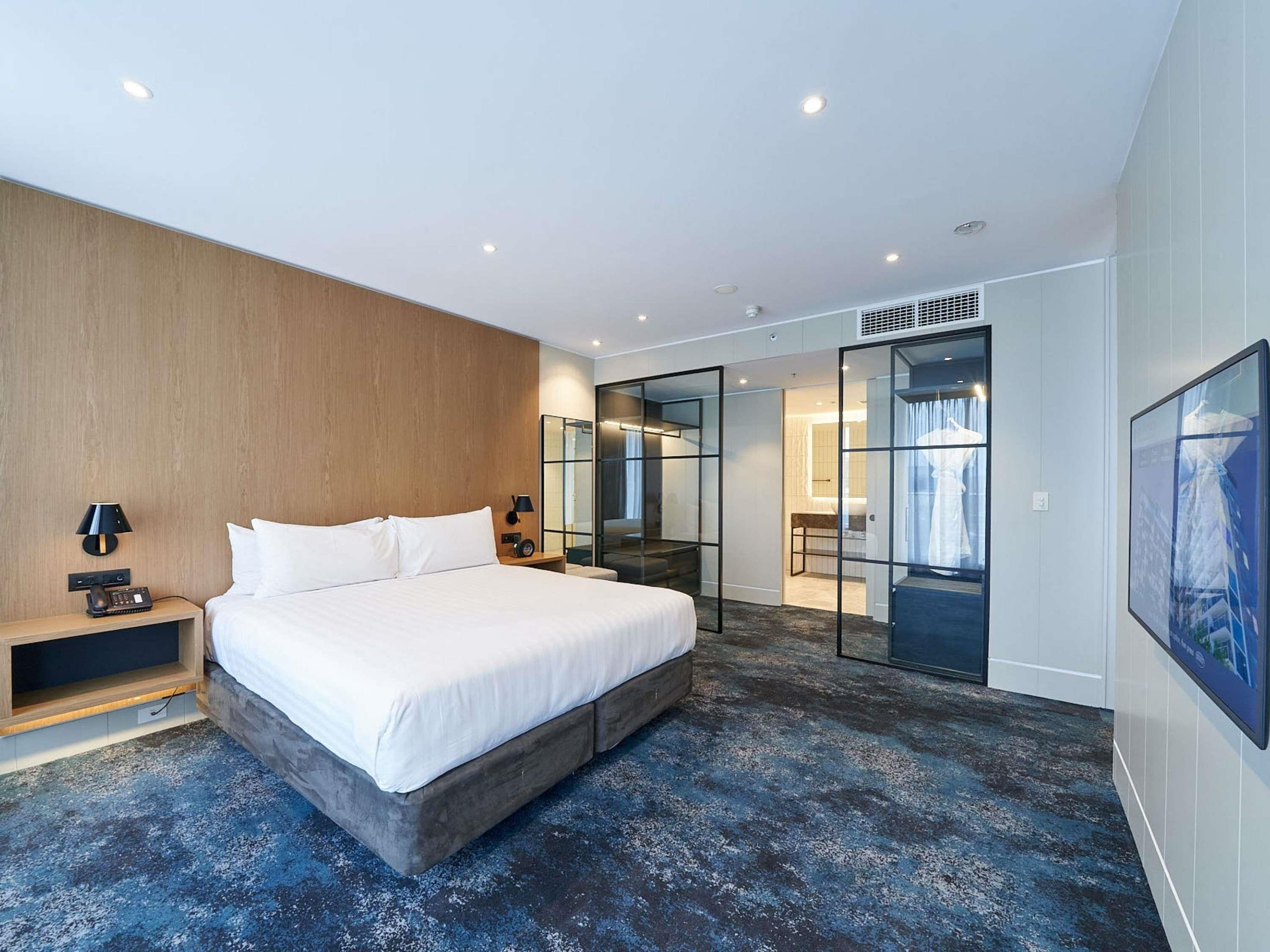 Pullman Adelaide Room Type - DELUXE EXECUTIVE SUITE, Lounge Access, 1 King Size Bed, Park View and Balcony Pullman Adelaide Room Type - DELUXE EXECUTIVE SUITE, Lounge Access, 1 King Size Bed, Park View and Balcony