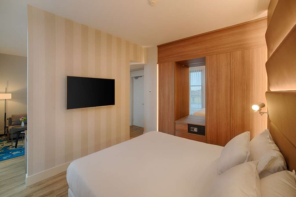AVANI RIO NOVO VENICE HOTEL-guestroom-Guest Room,Suite,On-Site.jpg