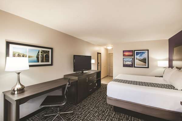  - La Quinta Inn & Suites Walker - I-12, Exit 15