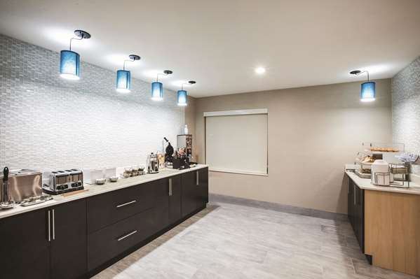  - La Quinta Inn & Suites Walker - I-12, Exit 15