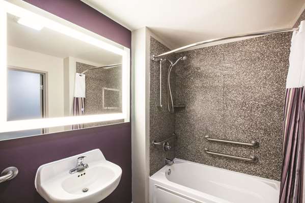  - La Quinta Inn & Suites Walker - I-12, Exit 15