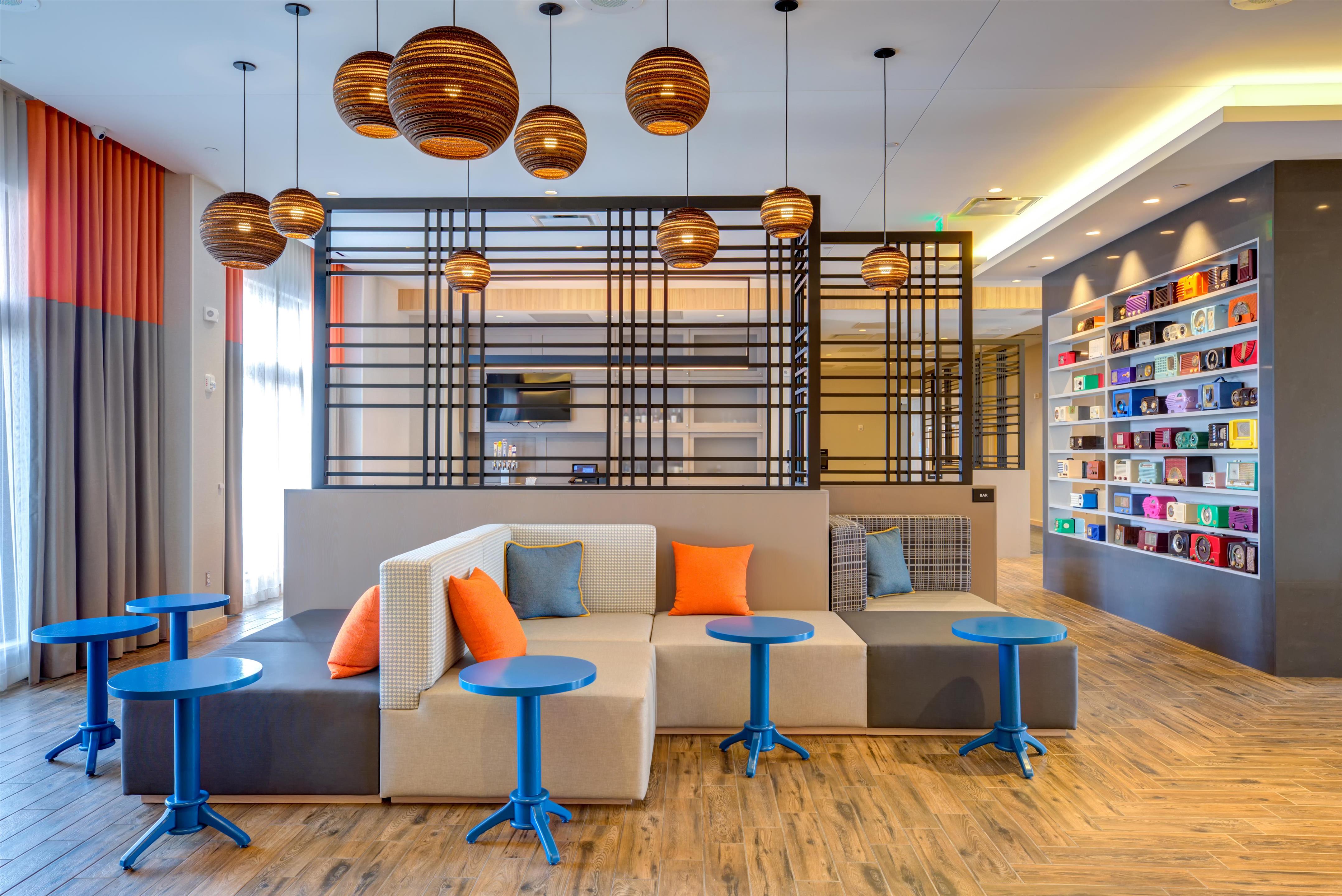Lobby | Hampton Inn & Suites Boston/Waltham
