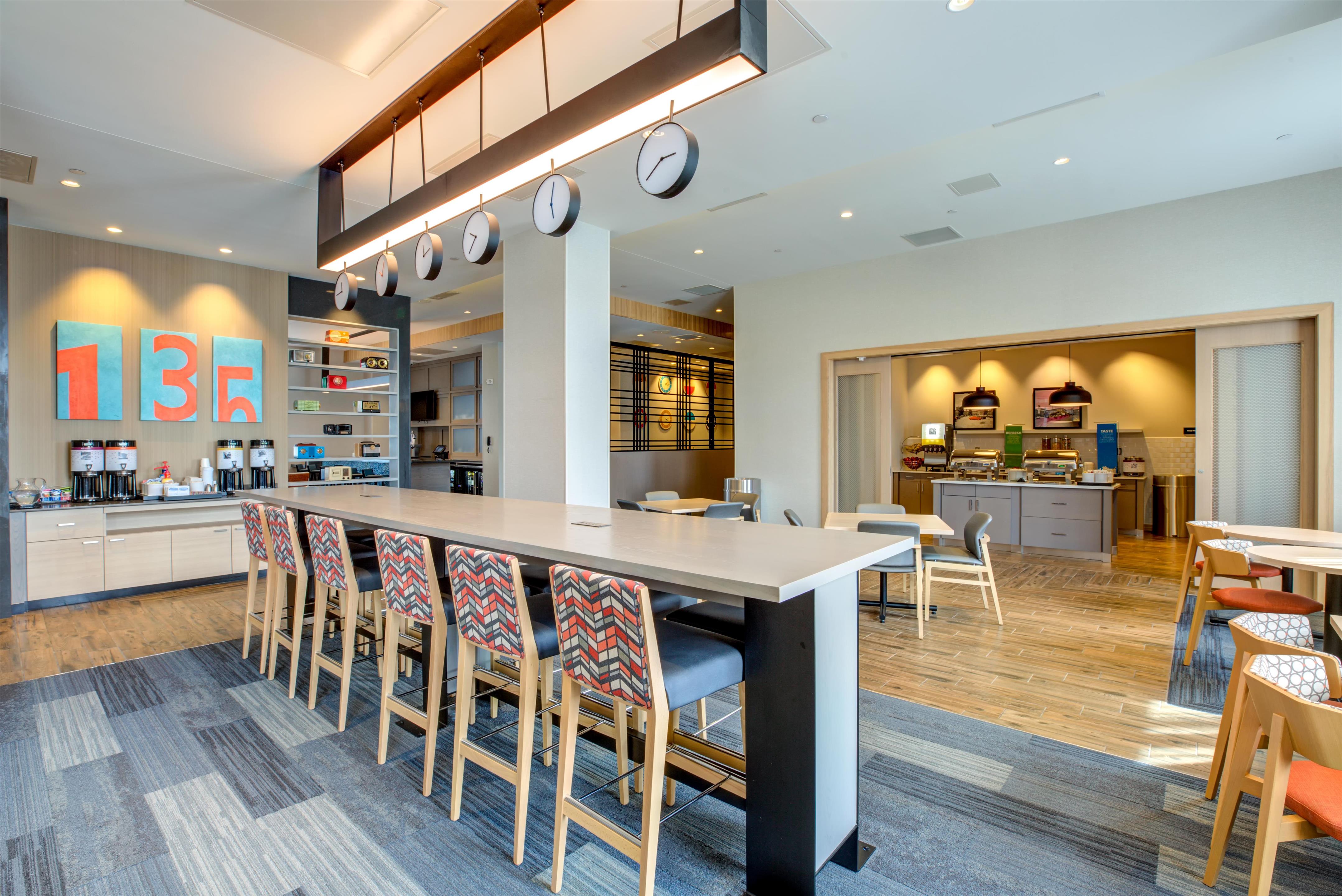 Restaurant | Hampton Inn & Suites Boston/Waltham